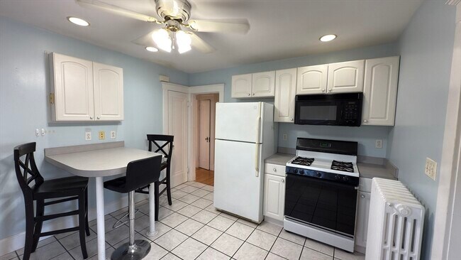 Building Photo - 56 Union St Unit 2