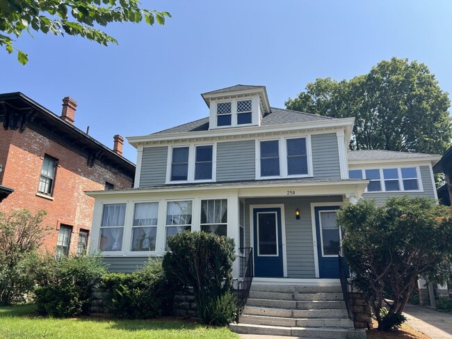 258 Center St Unit Upper