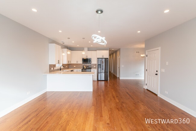 Photo - 3461 N Oconto Ave Unidad 2