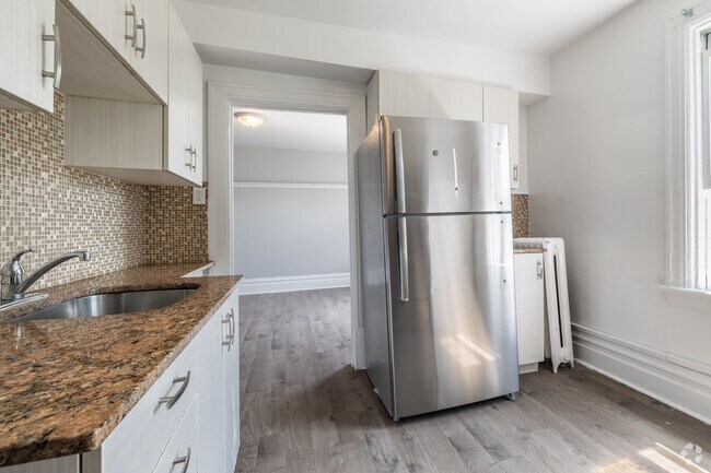 4BR, 2BA - Kitchen - Carlyle Apartments