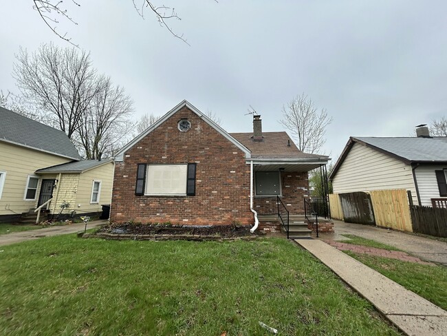 Building Photo - 5070 Lafontaine St