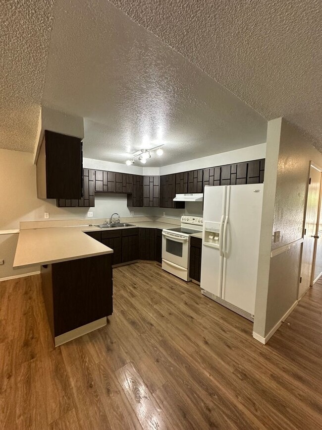Building Photo - Ready first of June / 3 bedroom 2 bathroom... Rental