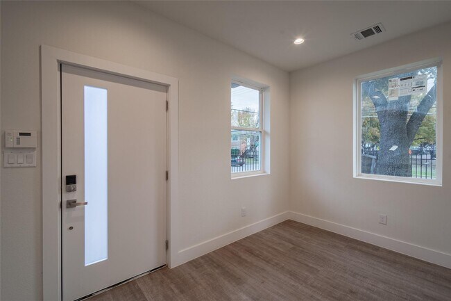 Modern 4-Level Corner Condo with Rooftop Deck & Downtown Views – 2BR/2.5BA + Flex Spaces, 2-Car G...