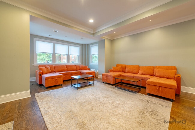 Photo - 3639 N Troy St Unidad 2