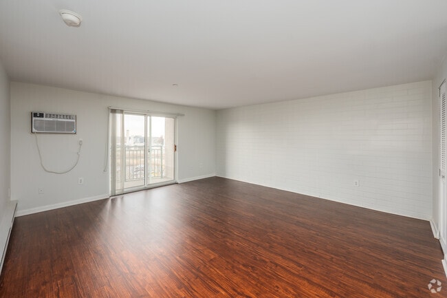 1BR, 1BA - 765SF - Living Room