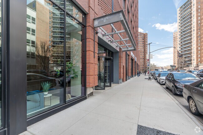 Entrada del edificio - The Yellowstone