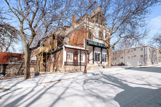 Building Photo - 223 Bates Ave Unit 3