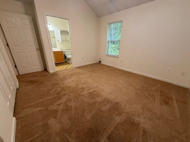 Photo - Beautiful and spacious! Ready for move in!