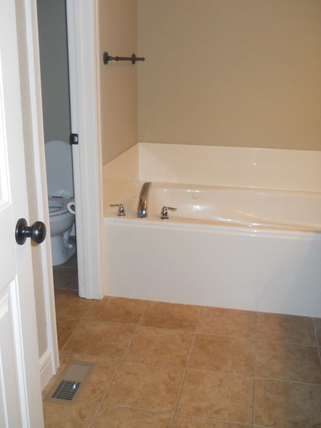 Photo - Beautiful 4 bedroom house in Battlefield!