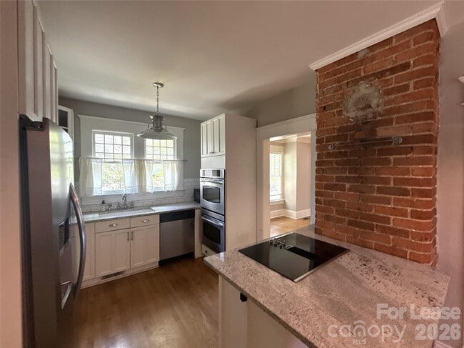 Photo - 421 Hawthorne Ln