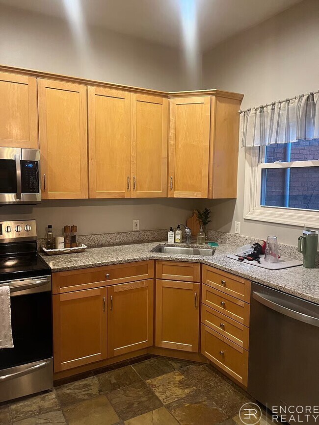 Building Photo - 142 High St Unit 2