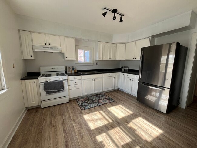 Kitchen - 439 W 14th Ave Unit A