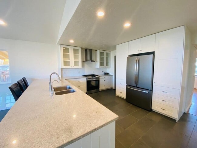 Photo - 765 E 15th St