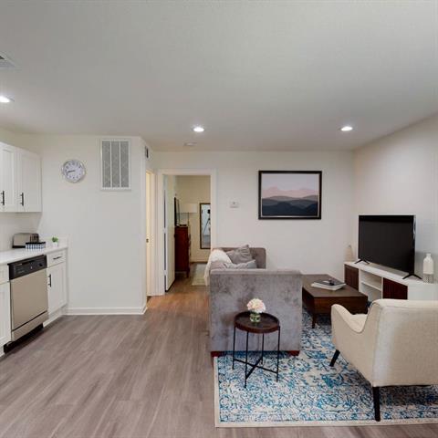 Photo - 321 E 8th St Unidad A2