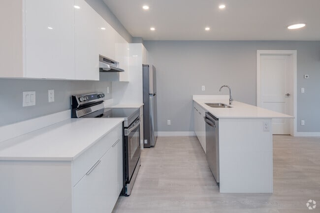 2BR, 2BA - 751SF
