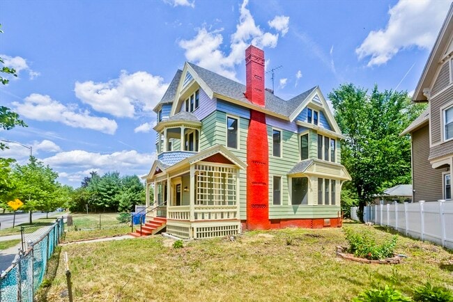 Photo - 205 St James Ave