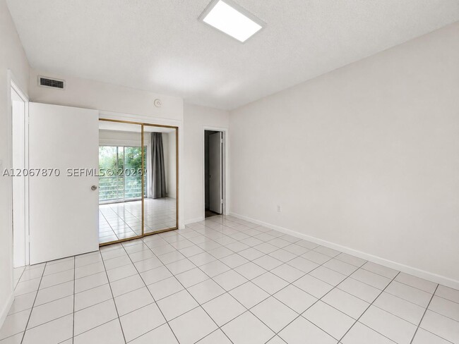 Building Photo - 20200 NE 29th Ct Unit N214