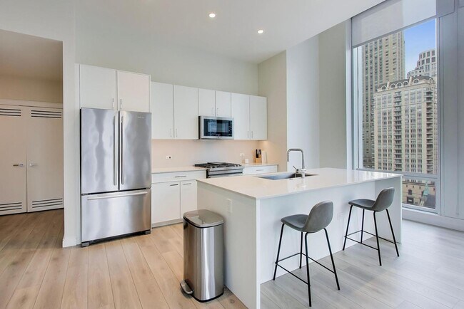 Photo - 14 W Superior St