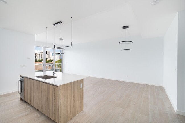 Photo - 545 SW 11th St Unidad 308