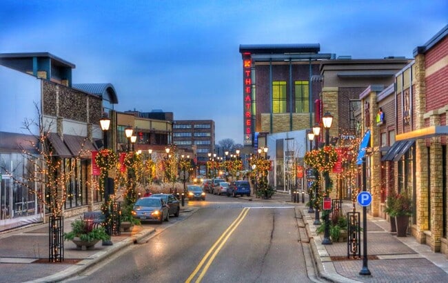 Building Photo - 4536 Cedar Lake Rd S Unit 7