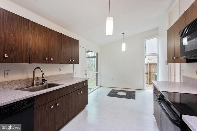 Photo - 7036 Buxton Terrace