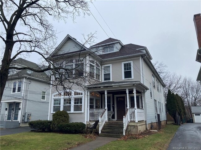 Building Photo - 18 Maplewood Ave Unit Second Floor