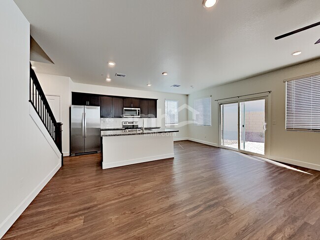 Photo - 696 N Water St