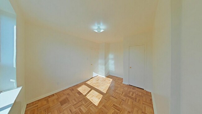 Photo - 1637 Victoria Park Avenue