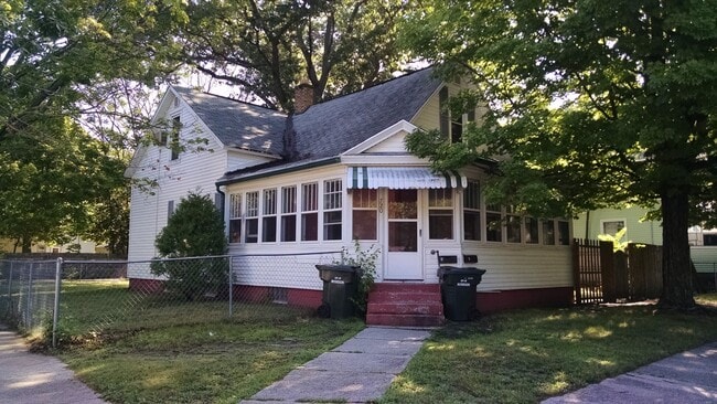 Building Photo - 720 Hill Ave Unit 2