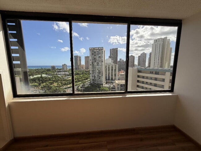 Building Photo - To register for the showing time, note the 4 digit code: 3975 and click "APPLY NOW."(mobile:orang...
