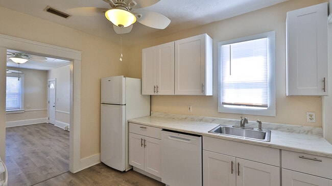 Kitchen - 201 N Wild Olive Ave Unit 1