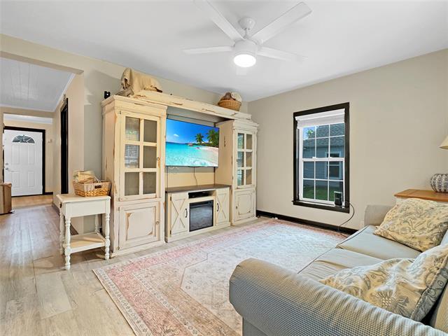 Photo - 604 Maple St