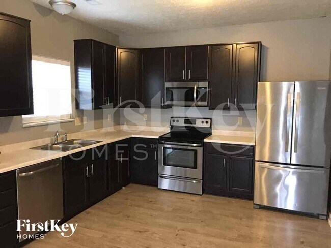 Photo - 562 Farnham Dr