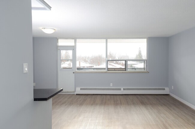 Photo - 2185 Lawrence Avenue East