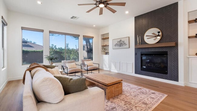 Building Photo - 2025 W Calle De Sol