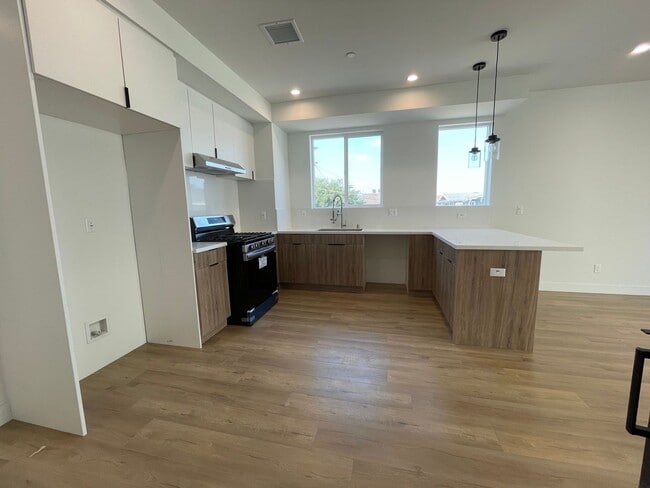 JUST COMPLETED MODERN TOWNHOMES! Never Liv... - JUST COMPLETED MODERN TOWNHOMES! Never Liv... Unidad #4516
