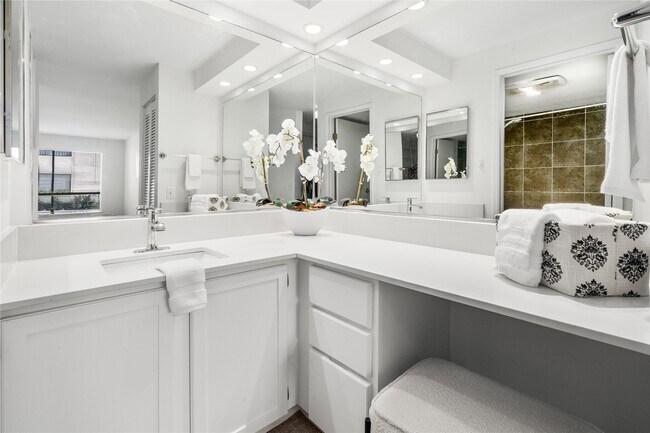 Photo - 410 W Roy St