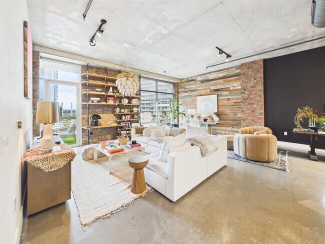 Photo - 800 W 5th St Unit 609