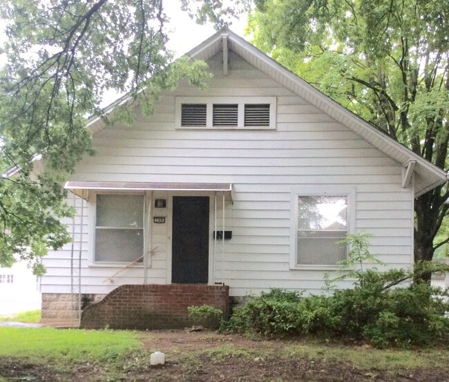 Building Photo - Large 3 bedroom 1 bath steps away from PSU Campus!!