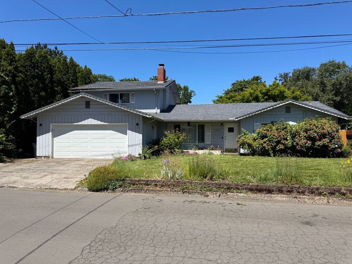 Great 4 Bedroom Eugene Home! - Great 4 Bedroom Eugene Home!