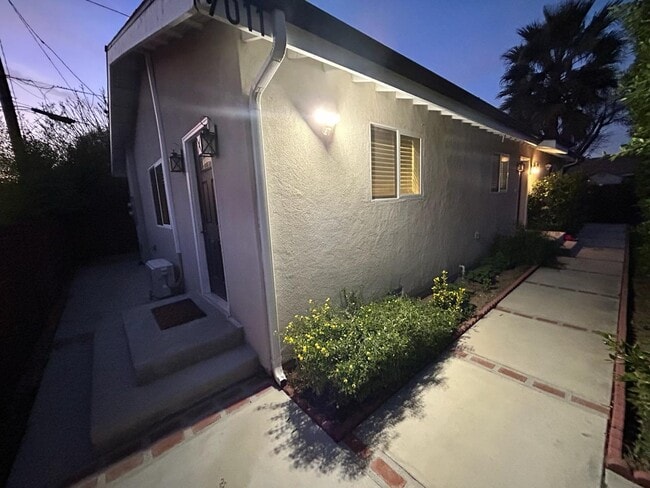 7011 Jumilla Ave Unidad - A