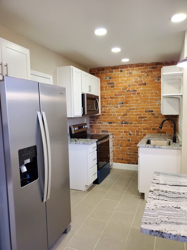 Kitchen - 987 Parsons Ave