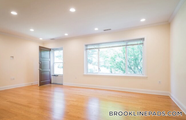 Photo - 210 Independence Dr