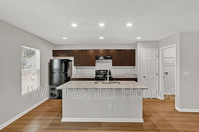 Photo - 939 W 24th St