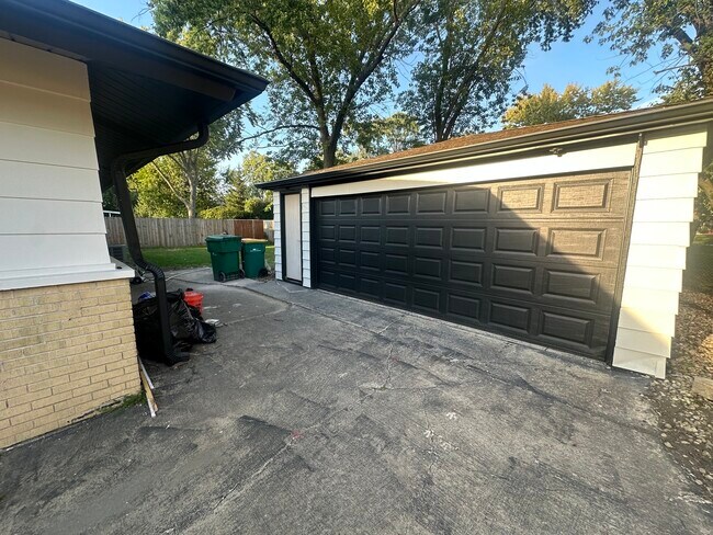 Photo - 595 W Elk Grove Blvd