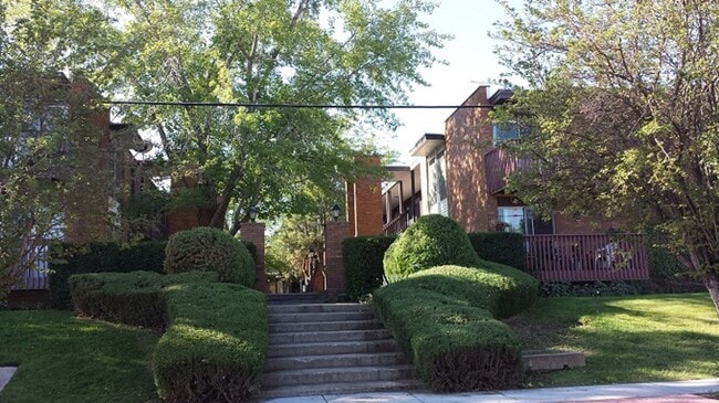 Building Photo - New carpet and paint throughout. Carport a... Rental