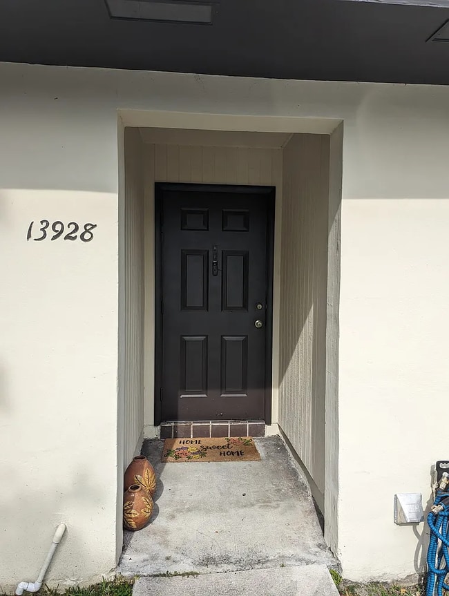 Front entry. - 13928 SW 52nd Ln