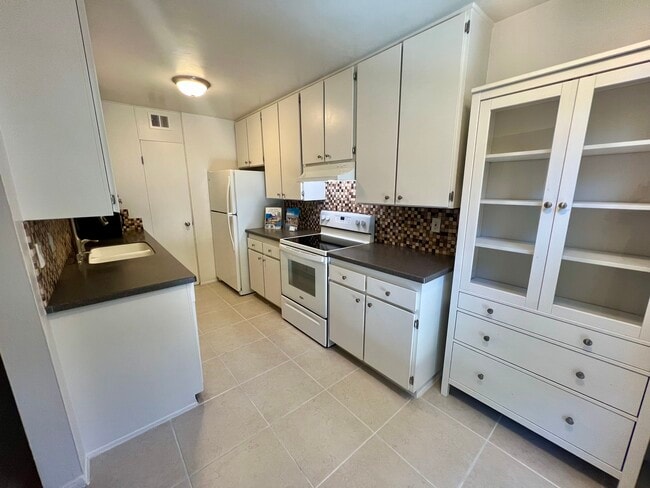 Building Photo - 4891 Collwood Blvd Unit 4891B Collwood Blvd