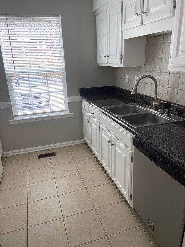 Photo - Charming 3 bedroom, 2 bath home in the heart of Dickson!!