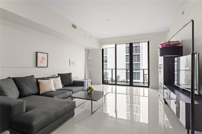 Photo - 2960 NE 207th St Unidad 502